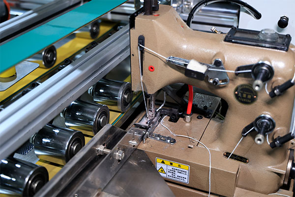 Sewing machine is equipped with automatic thread detection device breakage 